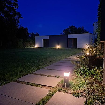 Vila Vekose - Apartman S Terasou A Zahradou Hradec Kralove Bagian luar foto