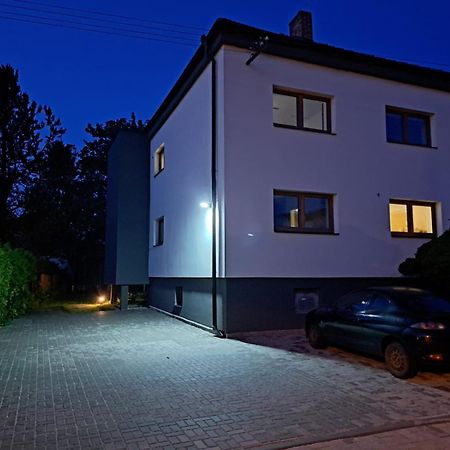 Vila Vekose - Apartman S Terasou A Zahradou Hradec Kralove Bagian luar foto