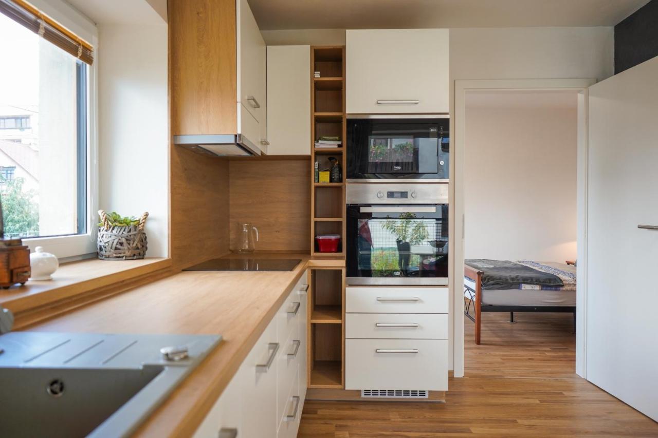 Vila Vekose - Apartman S Terasou A Zahradou Hradec Kralove Bagian luar foto