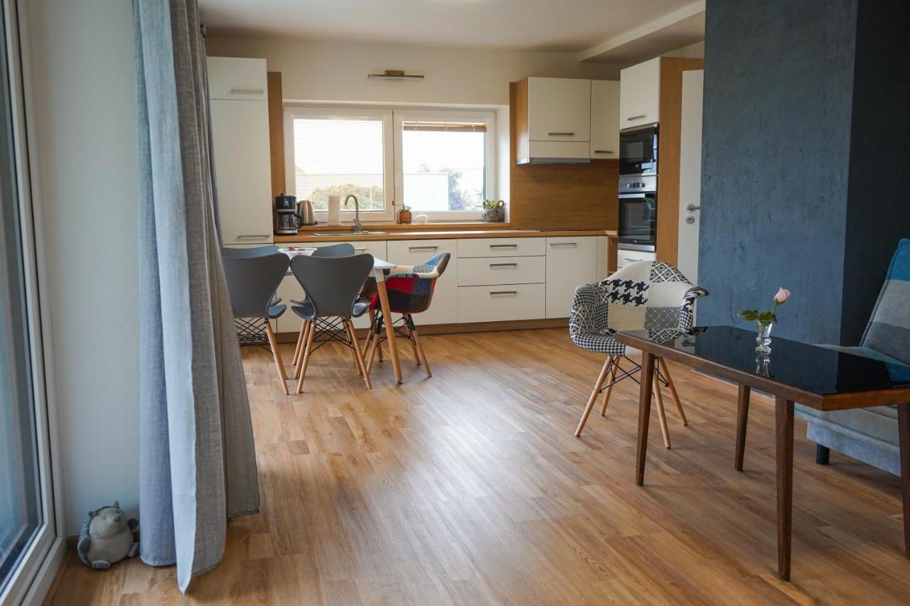 Vila Vekose - Apartman S Terasou A Zahradou Hradec Kralove Bagian luar foto