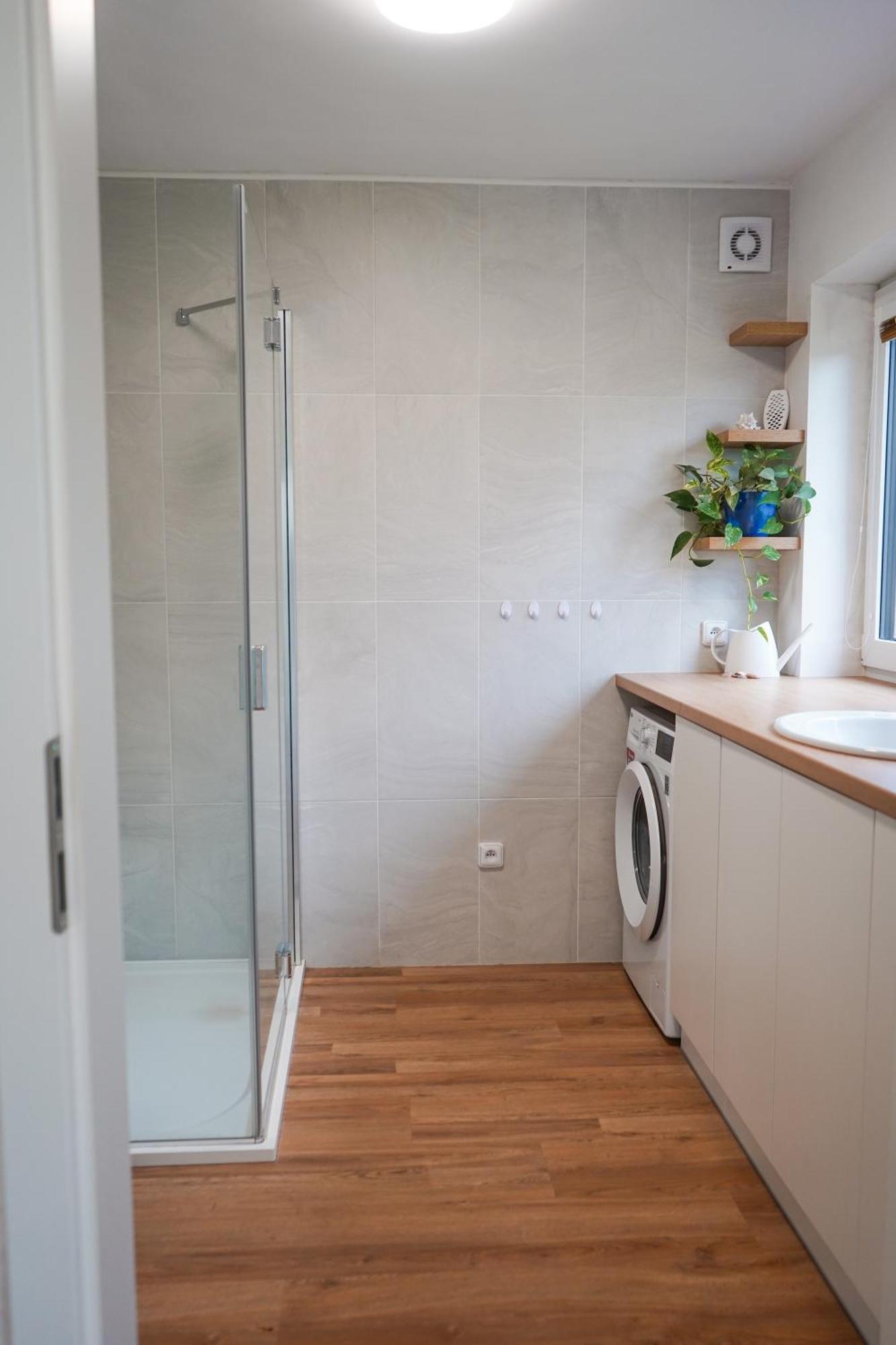 Vila Vekose - Apartman S Terasou A Zahradou Hradec Kralove Bagian luar foto