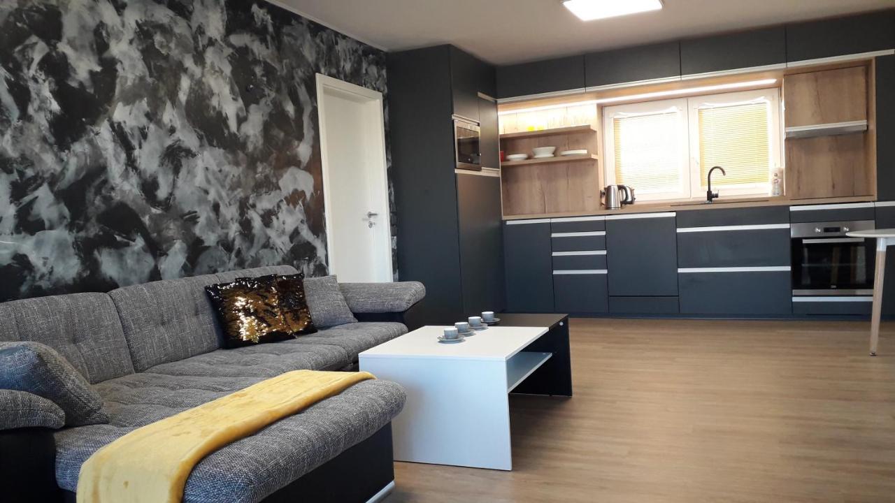 Vila Vekose - Apartman S Terasou A Zahradou Hradec Kralove Bagian luar foto