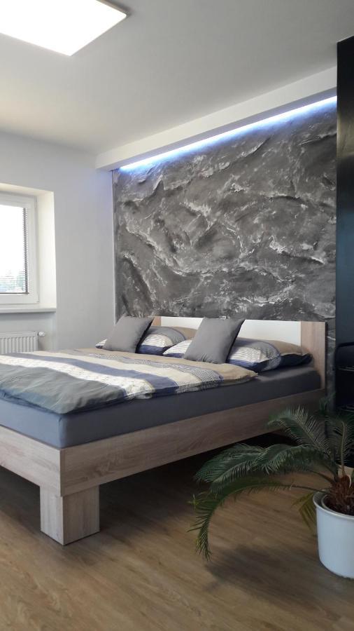 Vila Vekose - Apartman S Terasou A Zahradou Hradec Kralove Bagian luar foto