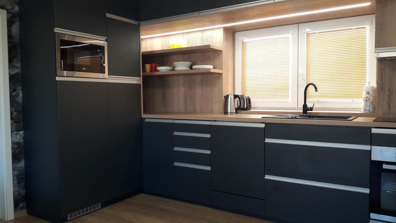 Vila Vekose - Apartman S Terasou A Zahradou Hradec Kralove Bagian luar foto
