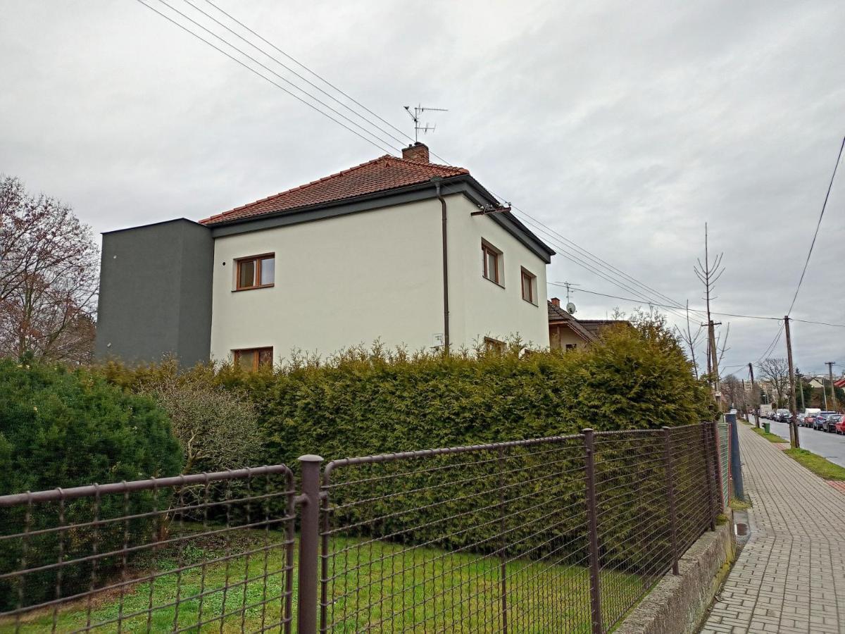 Vila Vekose - Apartman S Terasou A Zahradou Hradec Kralove Bagian luar foto