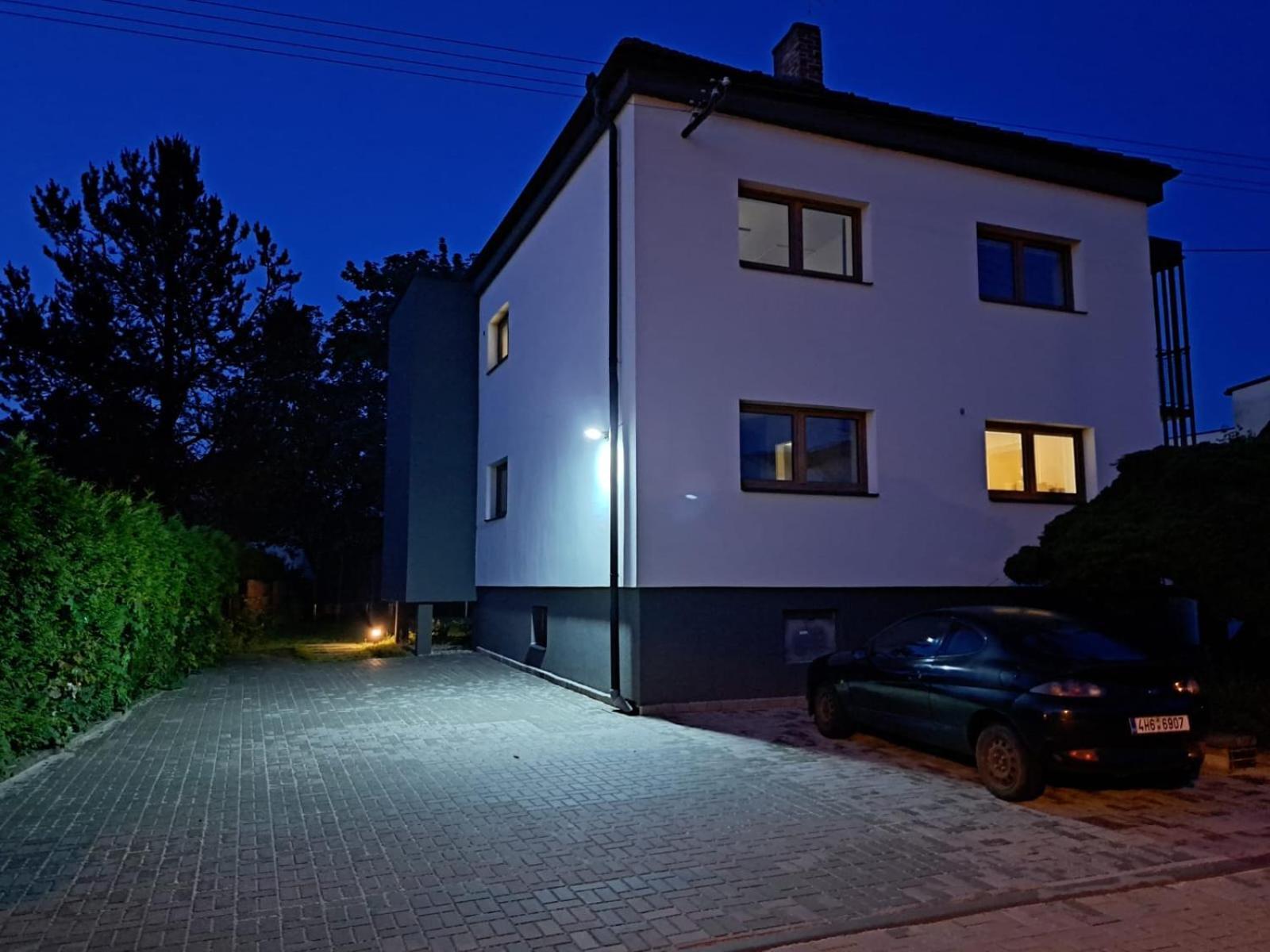 Vila Vekose - Apartman S Terasou A Zahradou Hradec Kralove Bagian luar foto