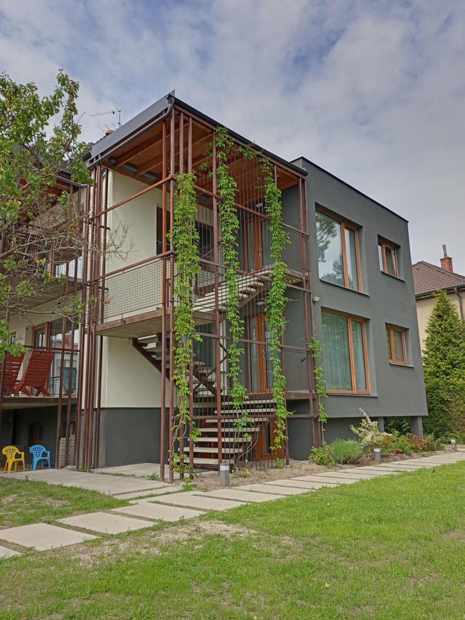 Vila Vekose - Apartman S Terasou A Zahradou Hradec Kralove Bagian luar foto